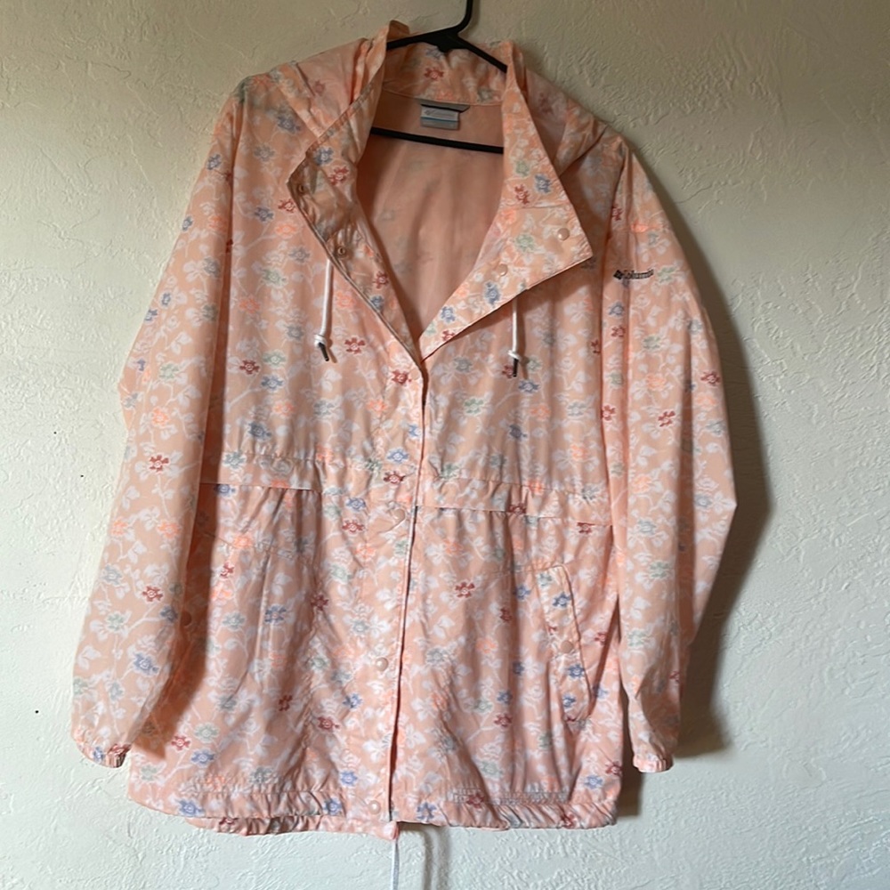Columbia printed windbreaker NWOT Size XL color is pale orange